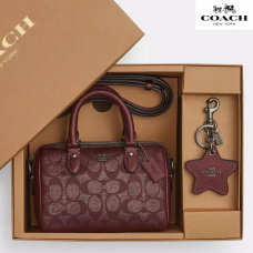 Coach ボックス入り シグネチャー キャンバスのミニ ローワン クロスボディ バッグとミラー チャーム セット ガンメタル/ワイン