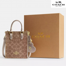 Coach 箱入り  ミニトートバッグとミラーバッグチャームセット（シグネチャーキャンバス製） ゴールド/タン/ライトシャンパン